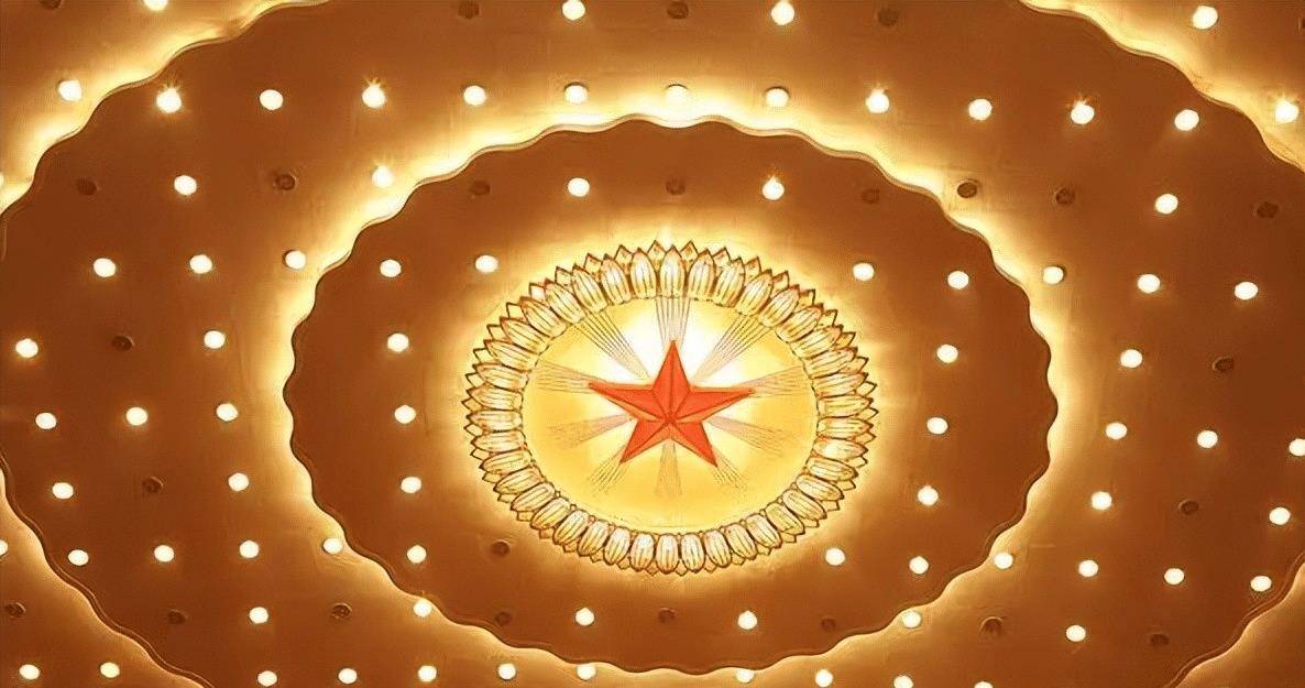 1959年人民大会堂建成后第一次国宴,天花板上藏了50人,这是为何