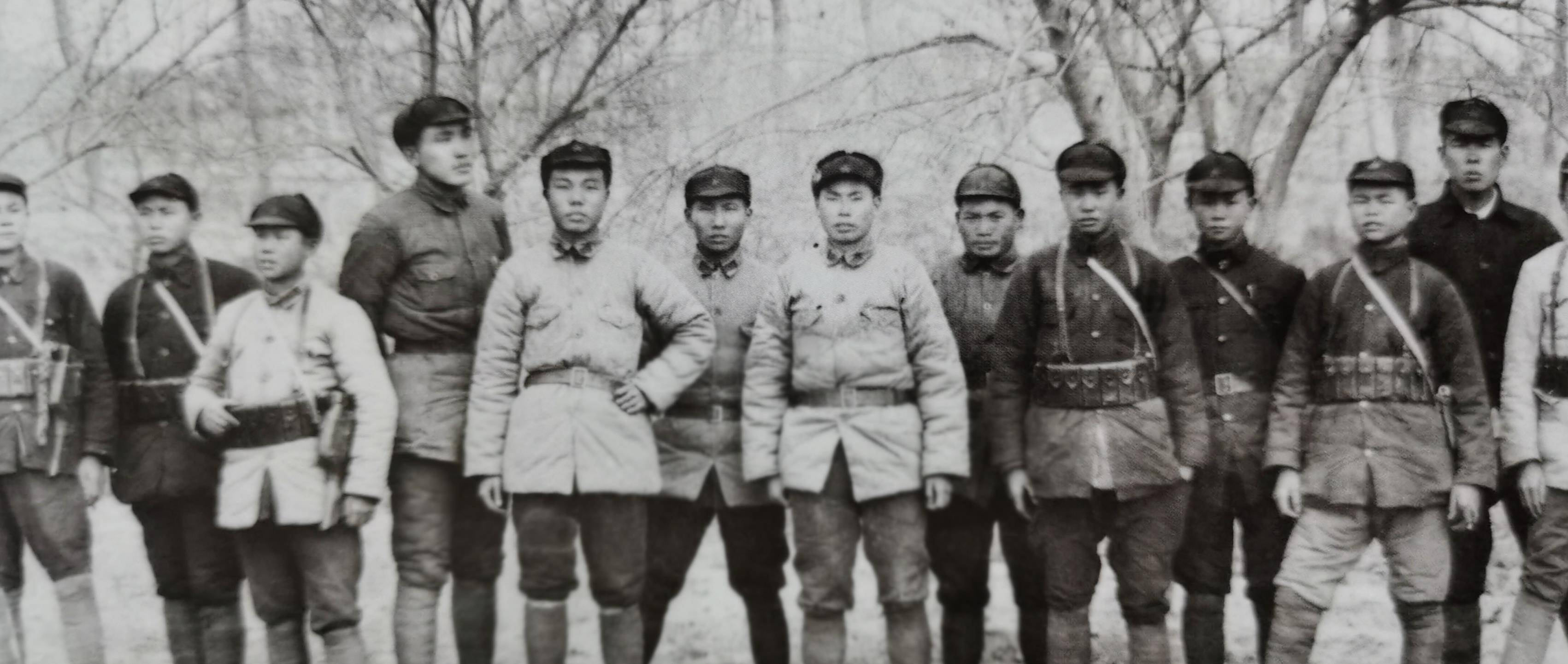 左四),唐亮(左六)的合影生死不明的兄长战争年代最不缺的就是失踪人口