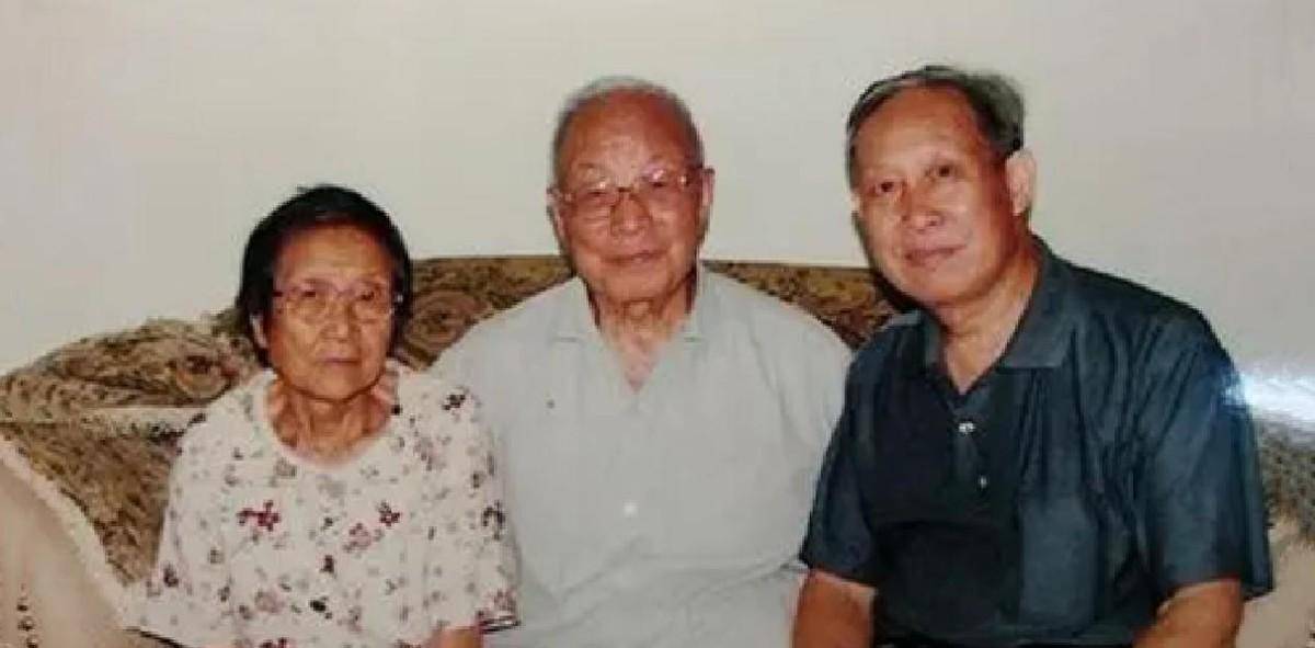 蔡妮和蔡博也不例外,蔡妮学习的医学成为了医生,后来国家缺少俄语翻译
