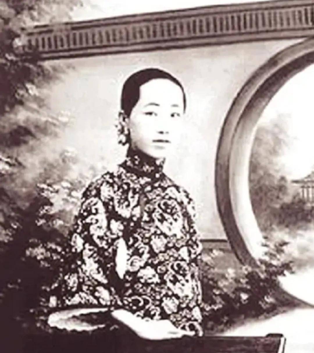 1903年,妻子李蕙仙带梁启超来到丫鬟房间说:"今晚你们圆房!