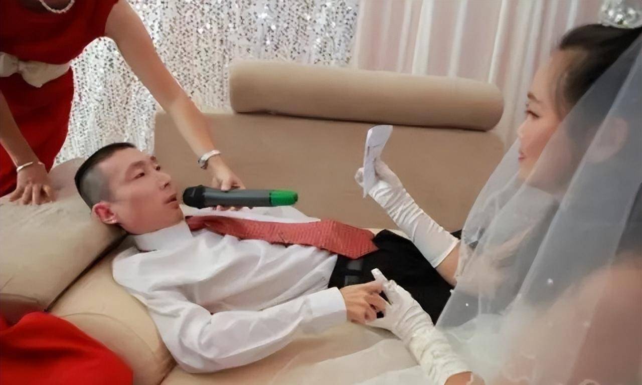 9年前,吉隆坡女孩嫁瘫痪33年中国男子,丈夫去世后坚守两人小店