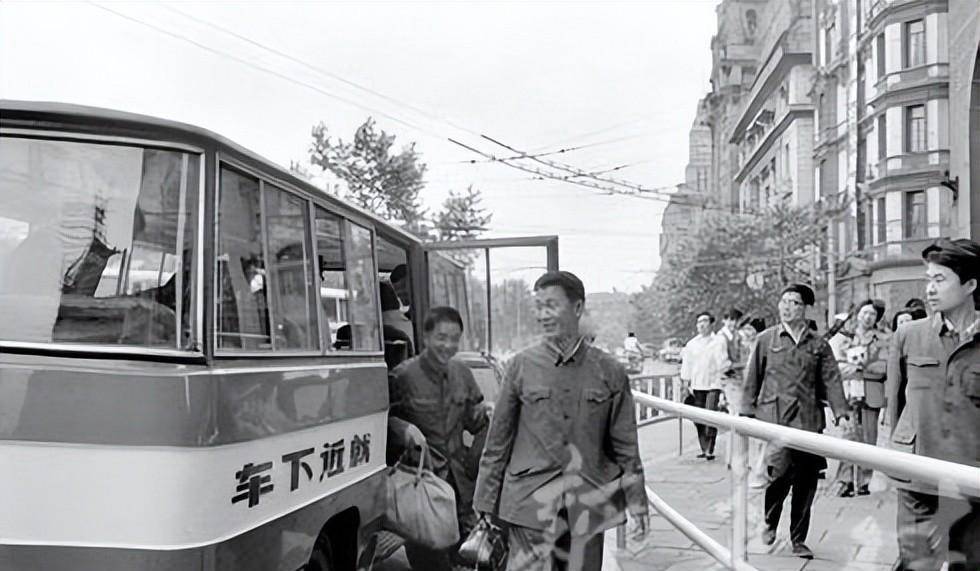 这是上海市出租汽车公司学习广州和北京两城市的经验,为乘客服务而
