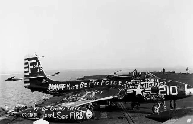 1952 年,美国海军第62战斗机中队的麦克唐纳错误的把飞机降落在黄蜂号