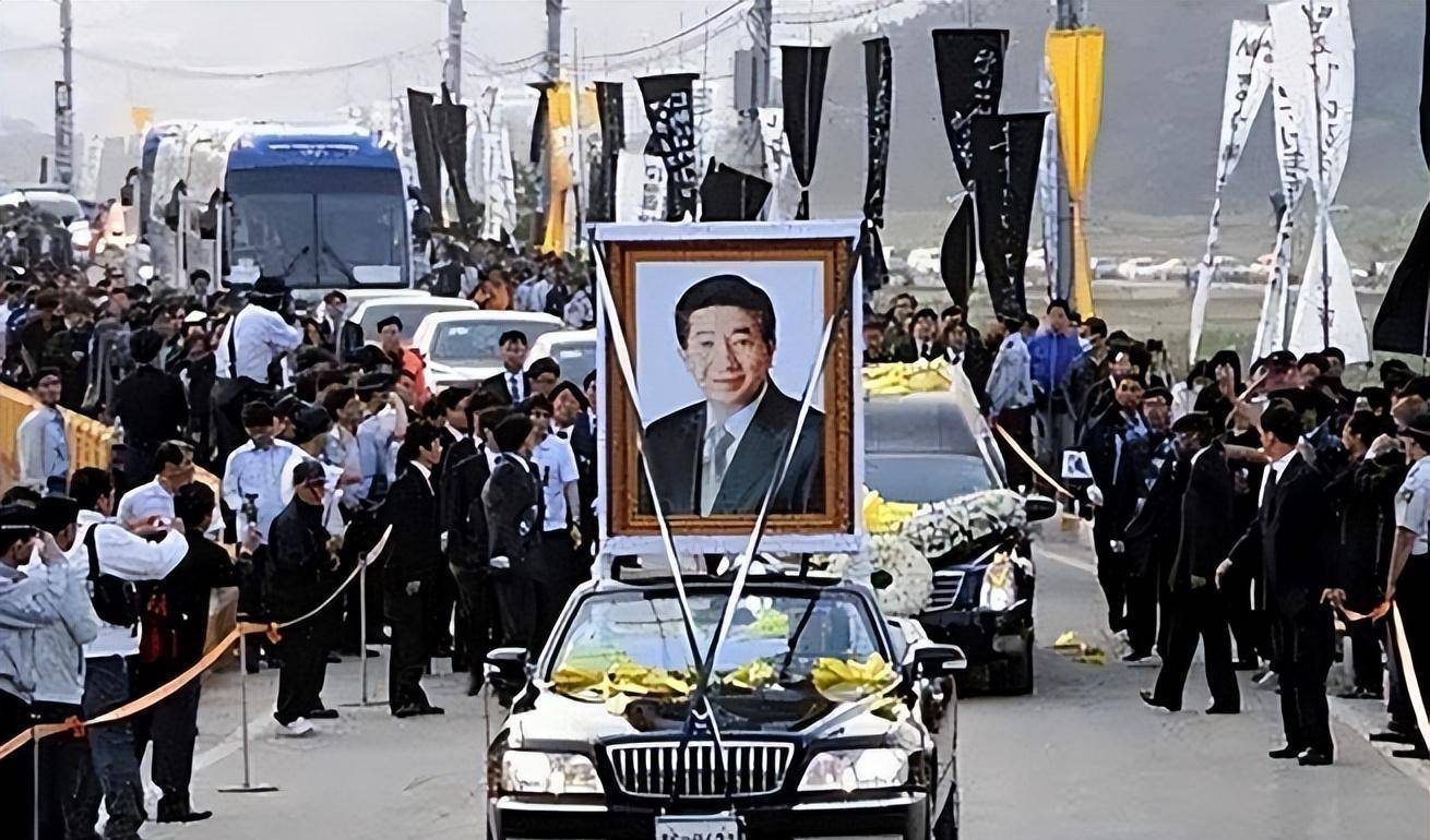 在卢武铉死后,无数人在讨论他的死因
