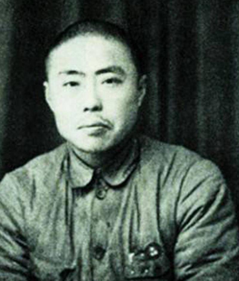 他曾担任新四军副军长,与军长不和,被包围后处置失当,擅自离队