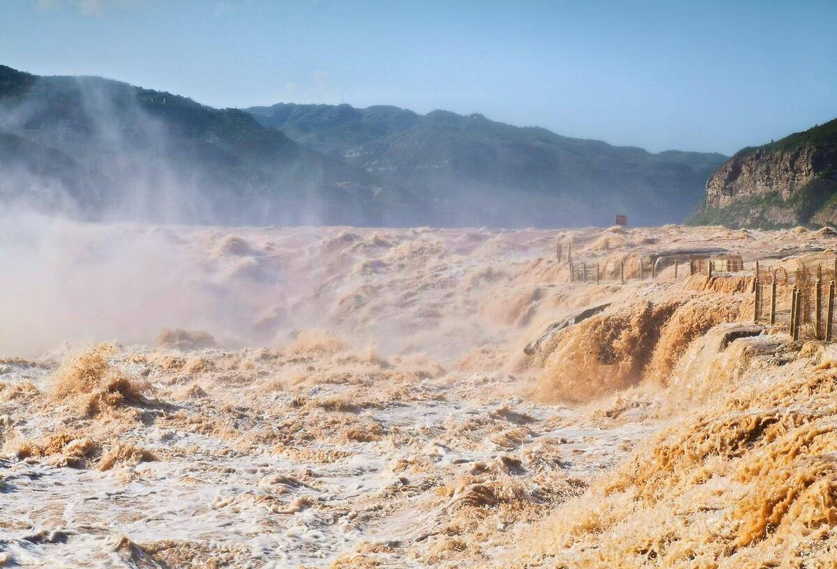 河水泛滥图片