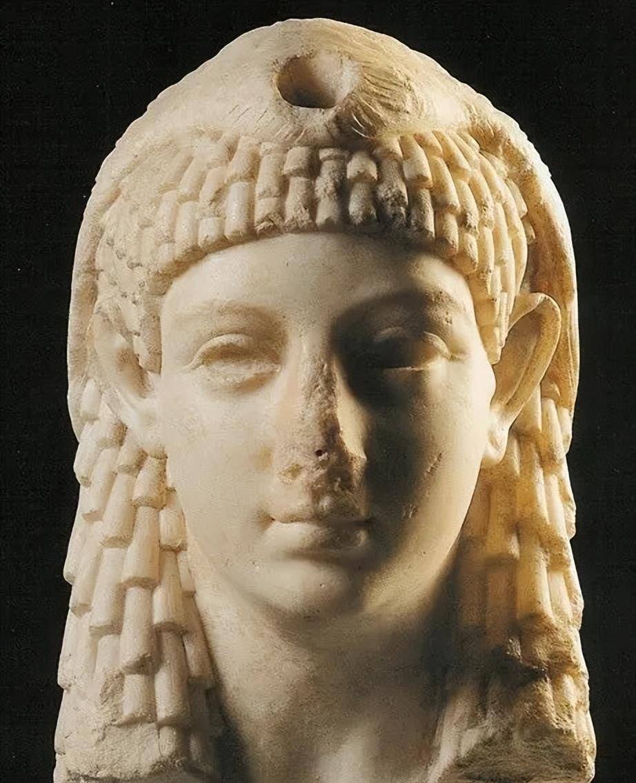 埃及艳后:为王位残杀自己亲弟弟同是丈夫,靠征服男人来征服世界