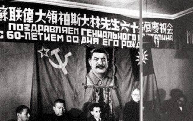 1953年斯大林逝世,结束了他辉煌的一生,也随之结束了他谨慎而可怕的