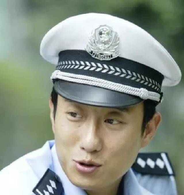 谭乔:眼泪向下,希望向上,生命于我以痛吻,我报之以歌_谭谈_谭警官