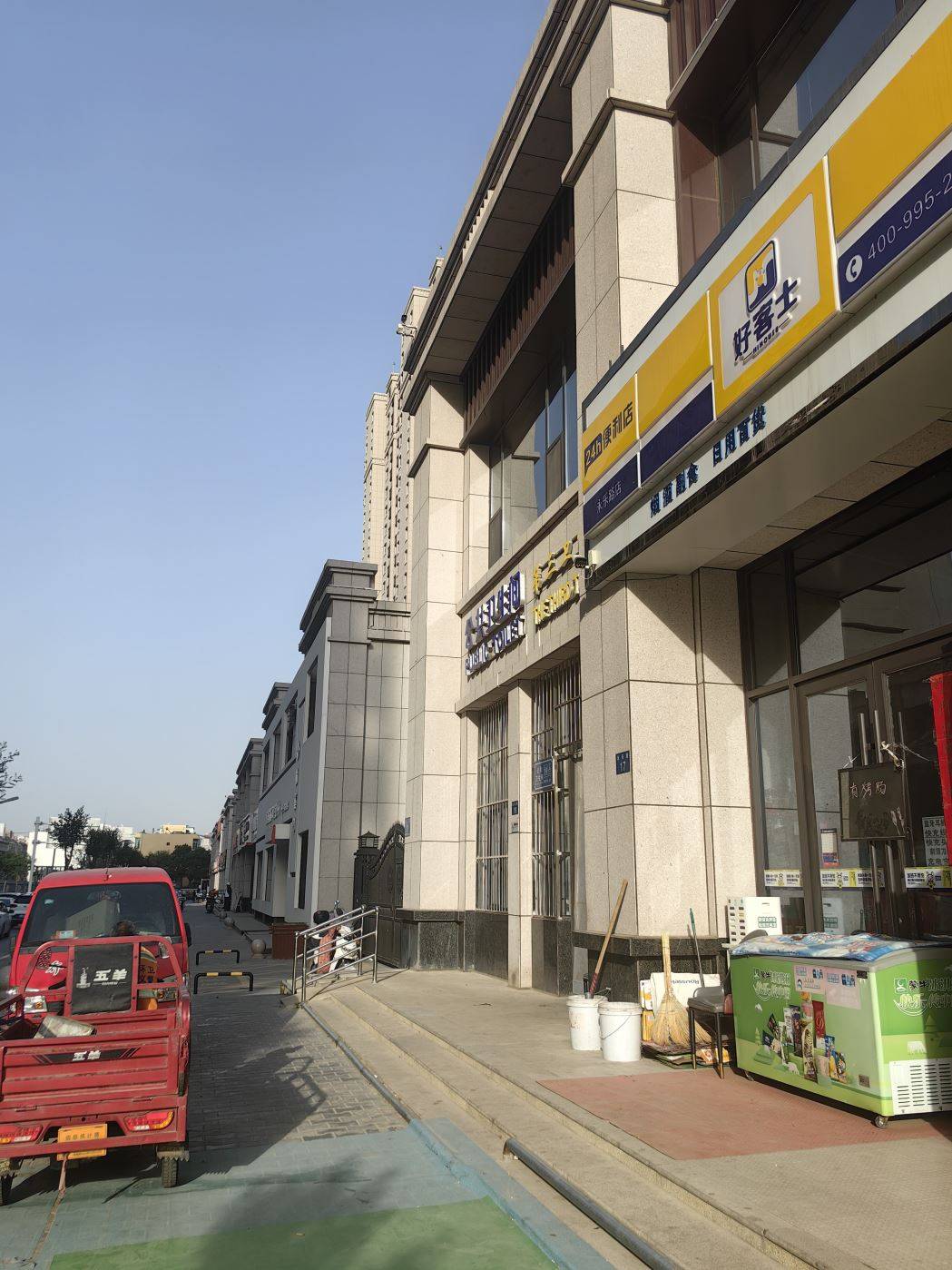 商铺地址:圣都乐园对面200米转让费用:    30.