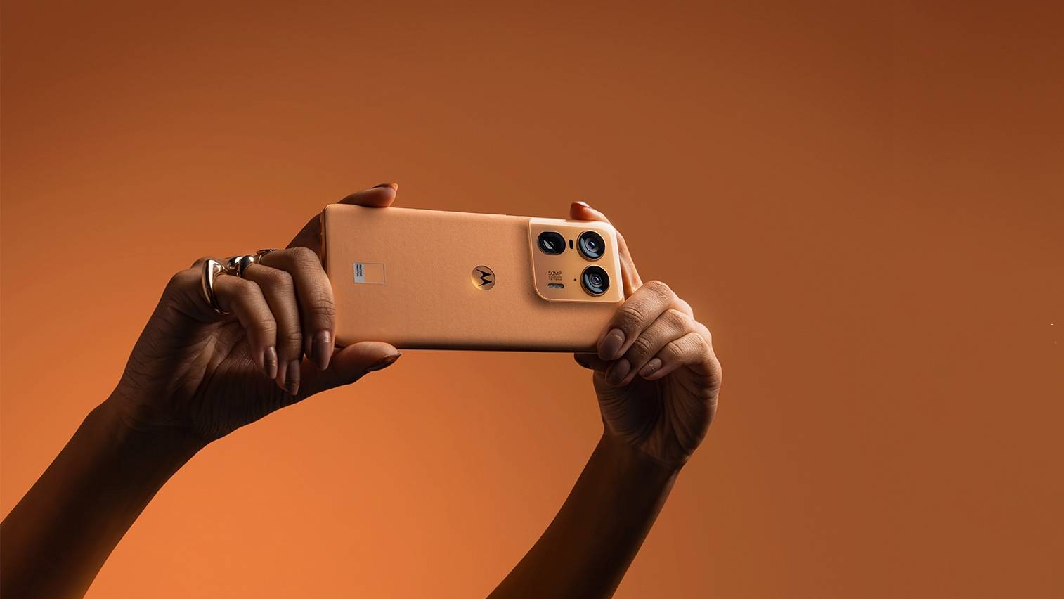 moto x50 ultra支持立体双扬和多功能nfc,充电接口为全功能usb3.