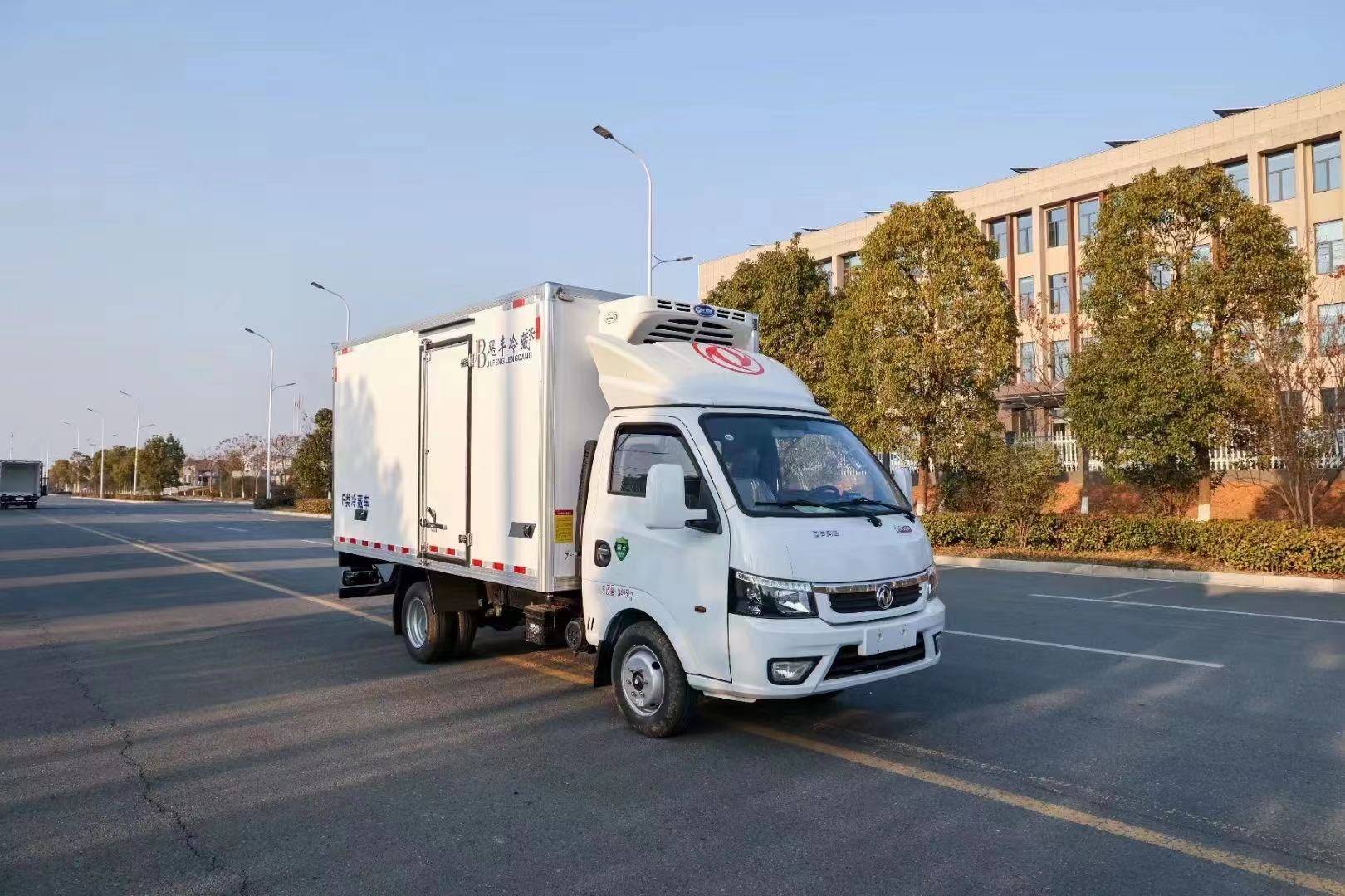 3米5东风途逸冷藏车