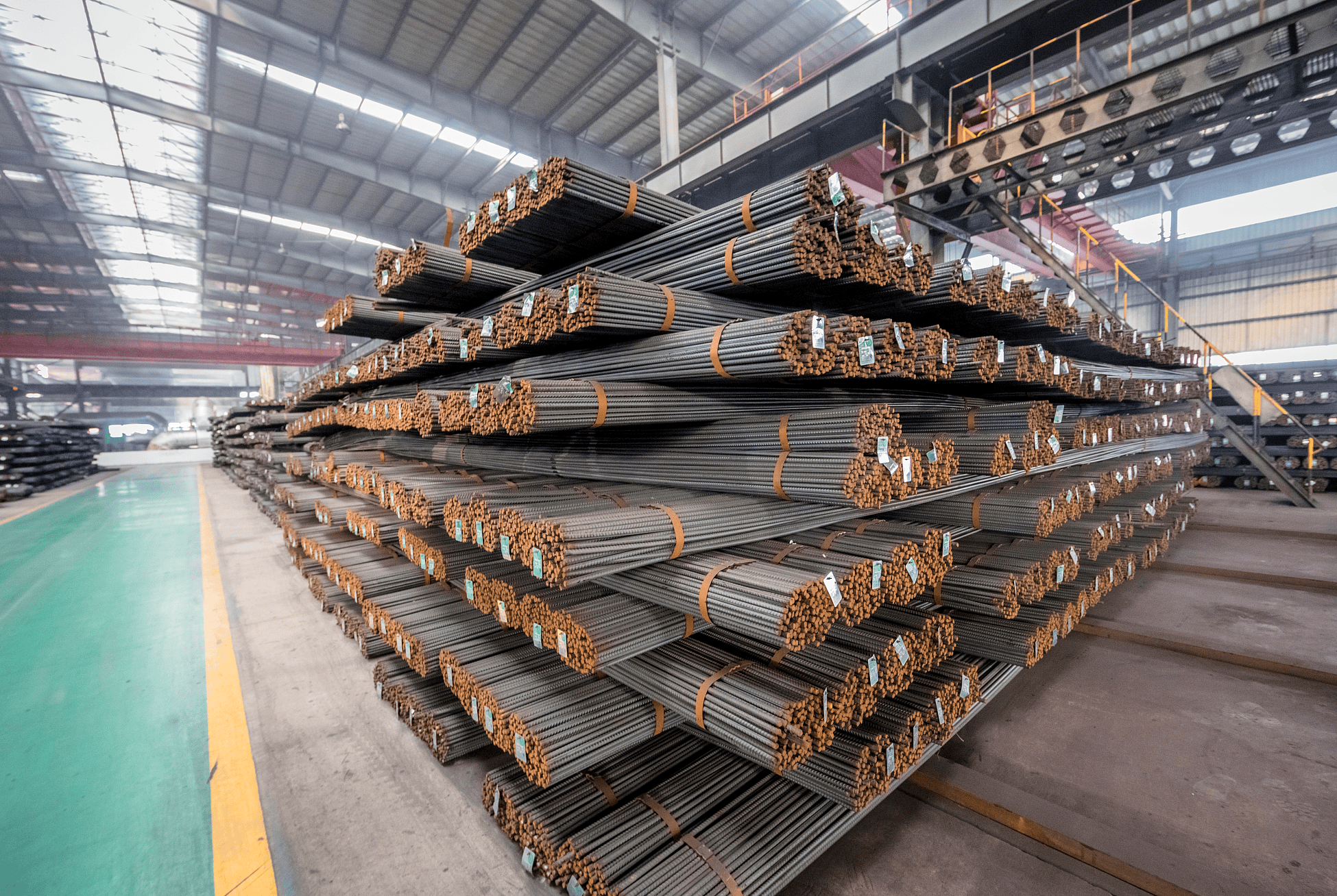 以下是一些钢材虚开增值税发票的案例:案例一:2021年10月,上海市浦东