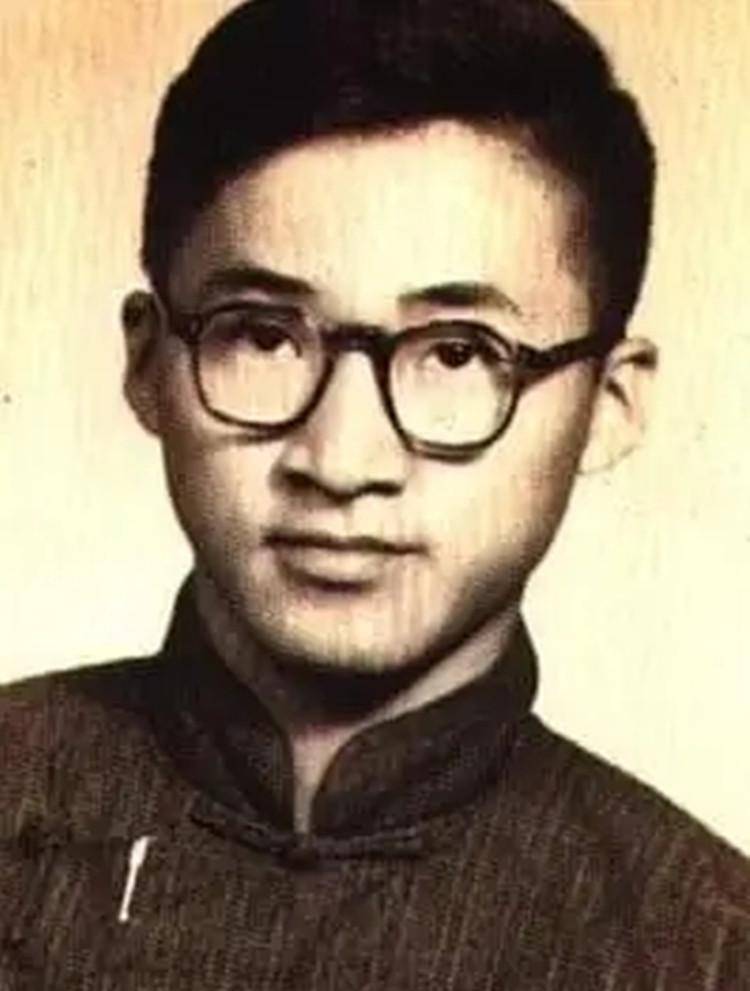 2005年李敖大陆之行,看到天安门城楼内椅子,了解后连忙摆手拒坐