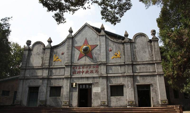 就这样按照蒋介石的指令,国民党集中火力轰炸当时红军中央机关所在的