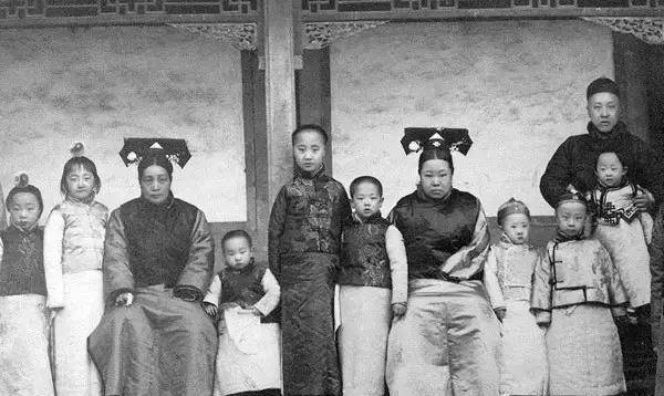 瓜尔佳氏的父亲便是慈禧太后的宠臣荣禄,同时,她也是是慈禧太后的养女