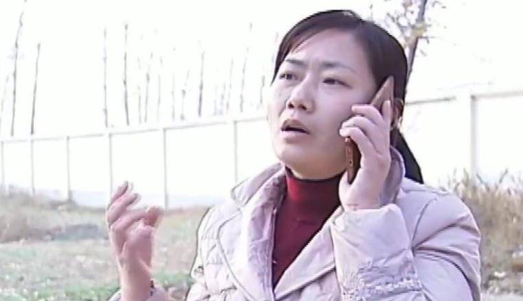 不久后,记者陪同王莹莹再度来到了顺河乡中心学校找到了该教师,当记者