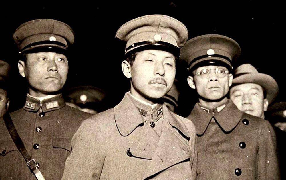 正在一筹莫展之际,杜月笙慷慨解囊,资助了蒋介石,蒋介石才有了南下的