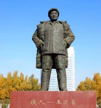 被称为"铁人"的王进喜,却在47岁时病逝,他的后代现在如何了?