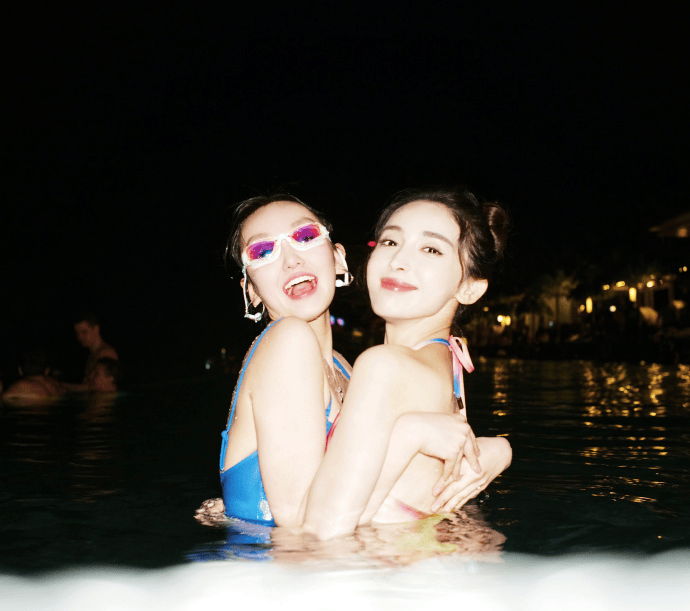 古力娜扎分享泳装美照,身材婀娜多姿惹人羡,肤白貌美超养眼!