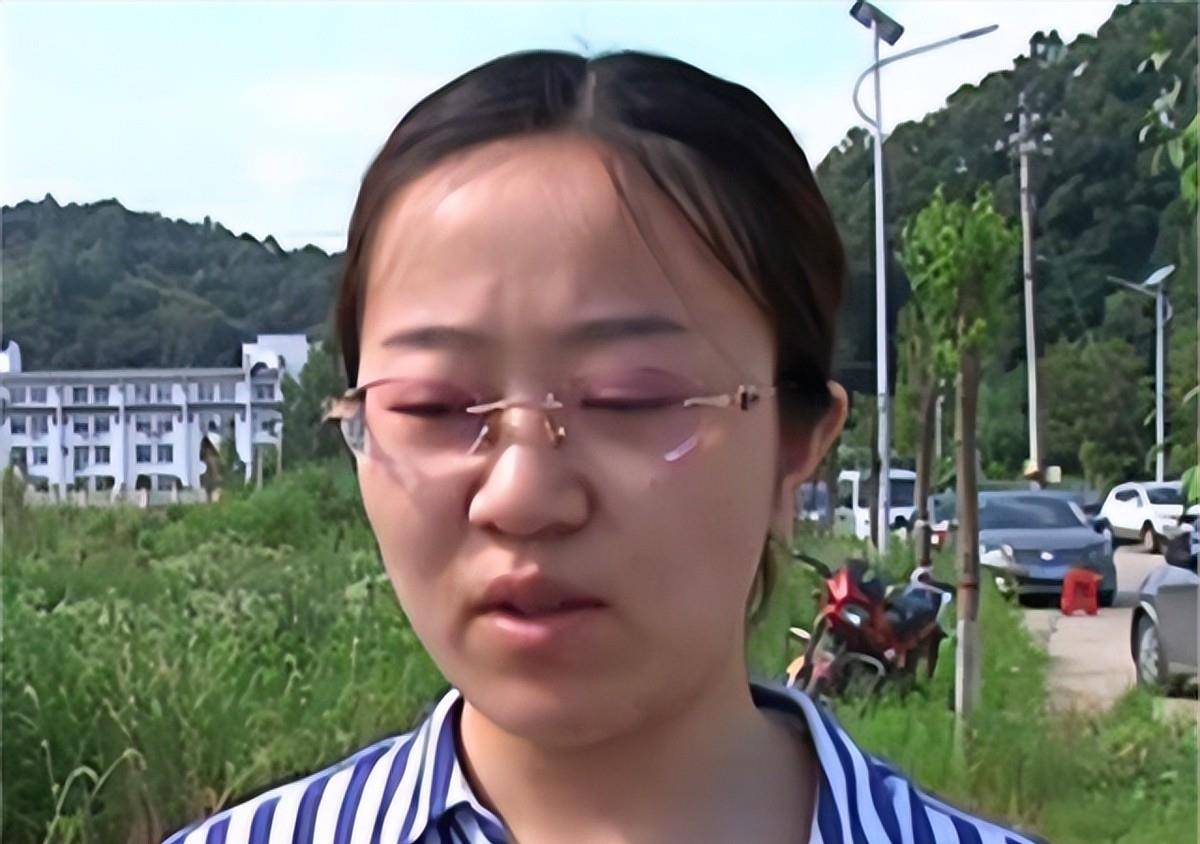 2018年李芳老师追悼会,学生家长灵车前痛哭:李老师愿您一路平安