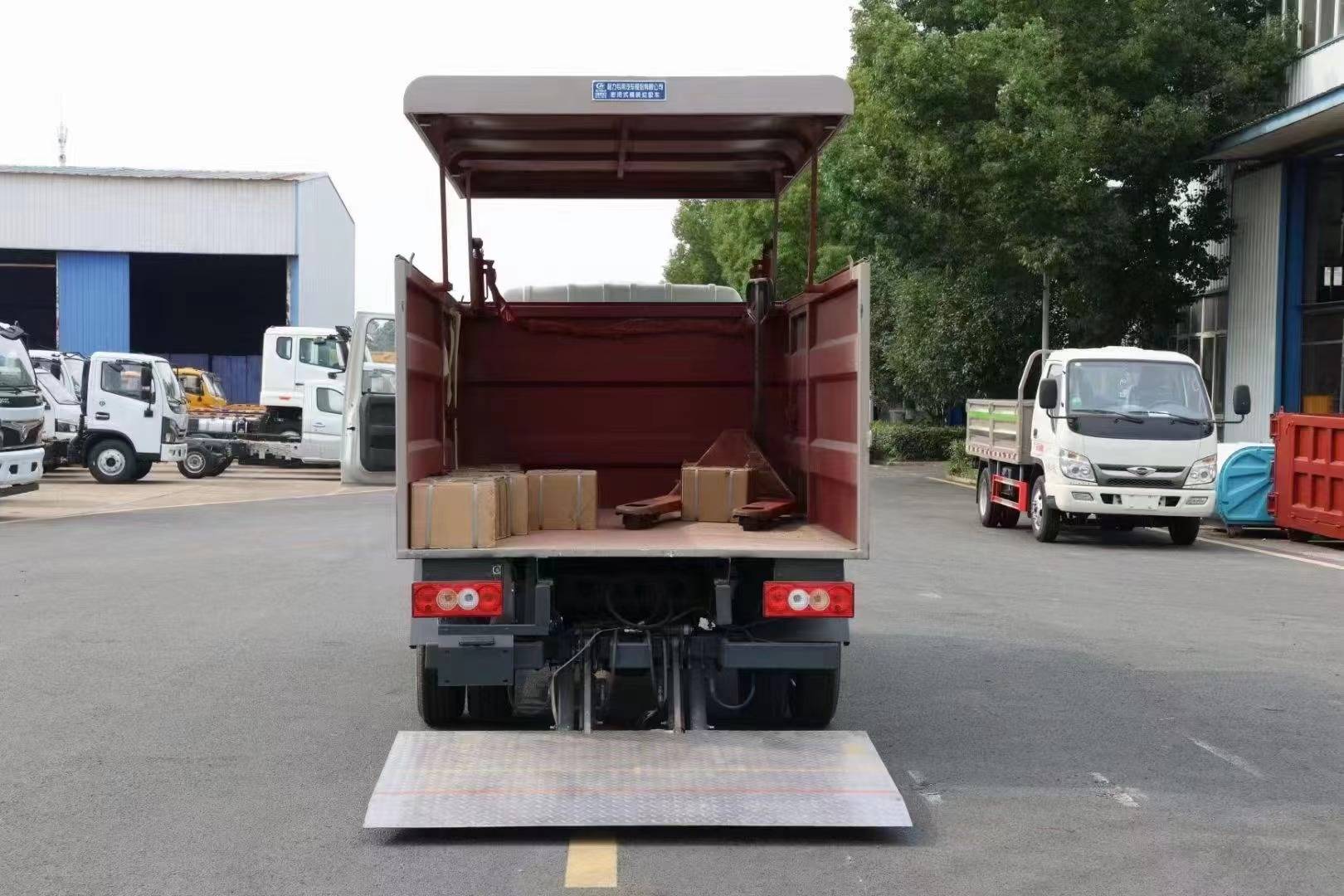 福田小卡3密闭式桶装垃圾运输车