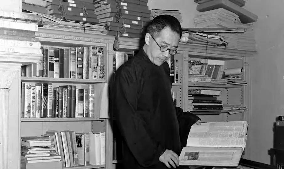 学术突出,在1945年9月6日被任命为北京大学的校长,这时的胡适可谓春风