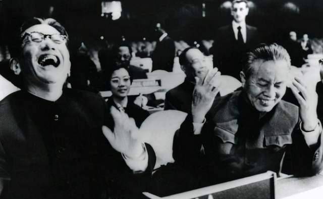 中国在联合国的合法席位得到恢复之后,记者抓拍下了乔冠华的开心大笑