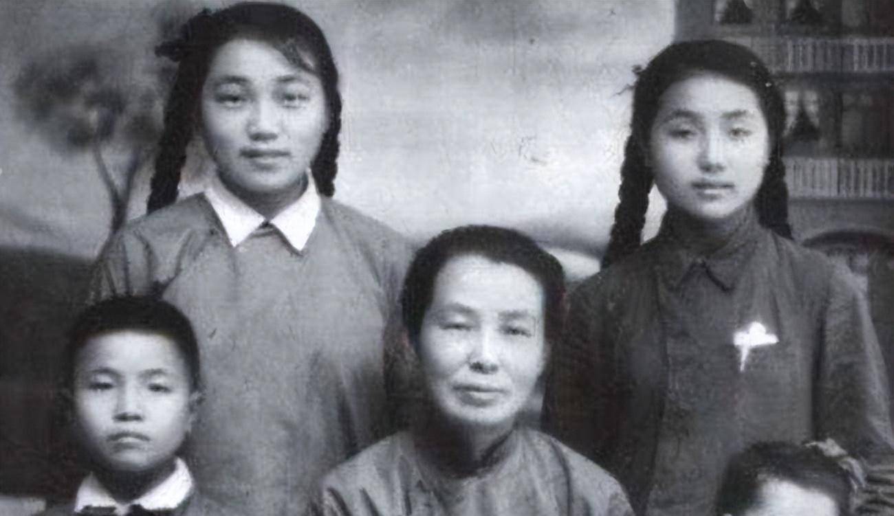 但命运似乎没有哀怜这个苦命人的意思,潘兰珍在1949年查出了癌症,当年