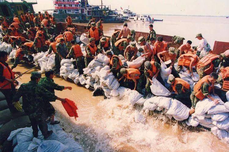 98年他是军区副司令,却仍奋战抗洪一线,生前问儿子:多大官叫大