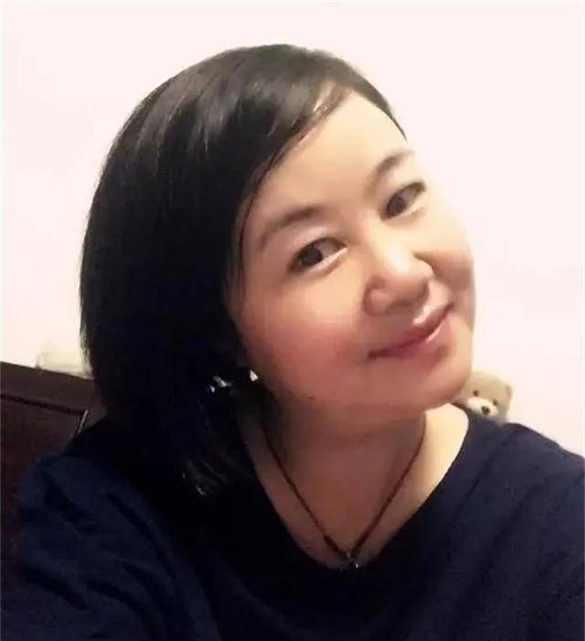 2018年李芳老师追悼会,学生家长灵车前痛哭:李老师愿您一路平安