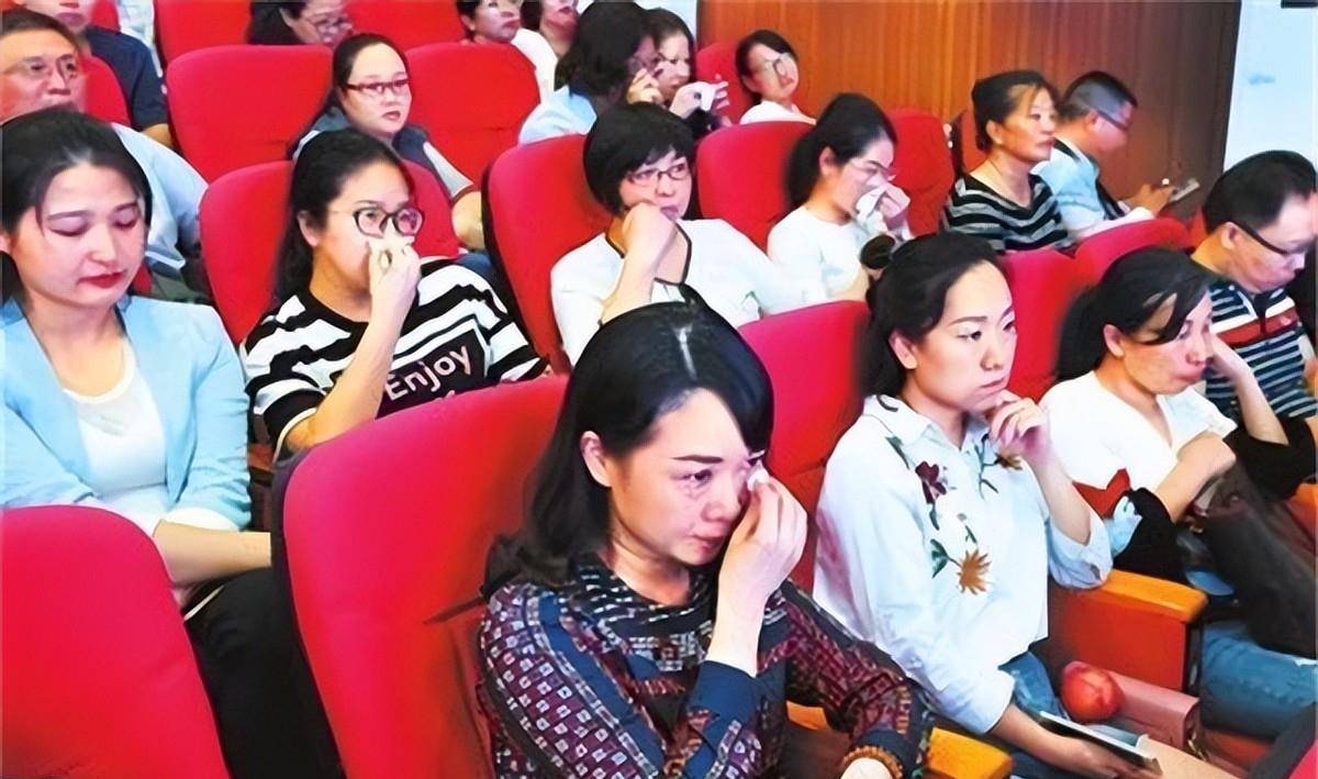 2018年李芳老师追悼会,学生家长灵车前痛哭:李老师愿您一路平安