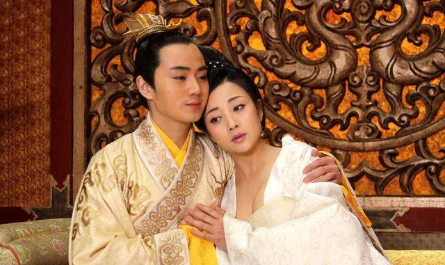 李治与武媚娘幽会,窗外人影闪过,李治大惊,武媚娘:死不认账