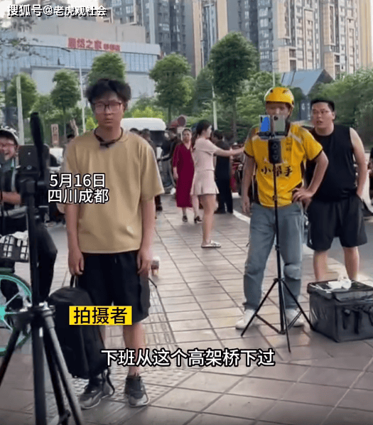 四川成都:男子下班途中路过高架桥,网络主播扎成堆搞直播,网红经济太