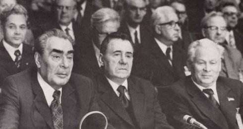 经常获得多数,但马林科夫从一开始就站在正统立场上,反对托派及其纲领