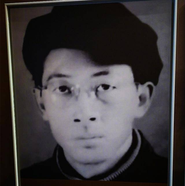 这让一直崇拜父亲的张梦实崩溃了,他虽然年少,但也明白是非黑白,父亲