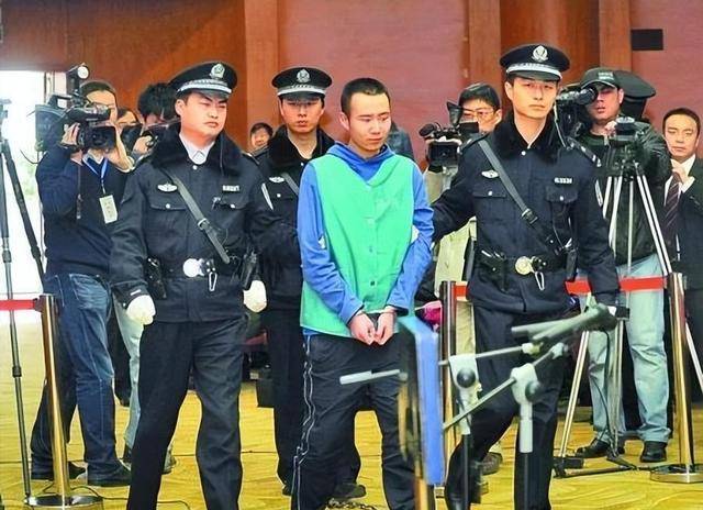 药家鑫被抓后,拿各种材料请求宽大处理,被害人家属:那都是垃圾