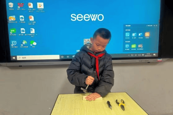 课中通过四个实验活动带领学生逐步掌握螺丝的分类,使用及制作小板凳