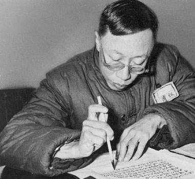 溥仪晚年街头闲逛,偶遇一老头,脸色突变,老头:别怕,不杀你!