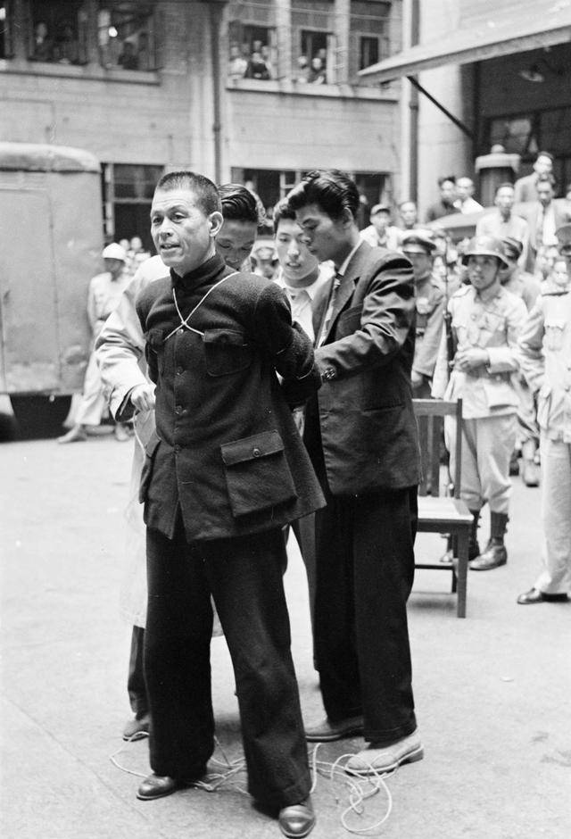 1949年民国老照片,上海解放前枪决地下党,谁知道他们姓名?