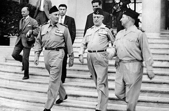 (1958年,戴高乐在阿尔及利亚视察海外军团.图片右侧就是萨兰将军.