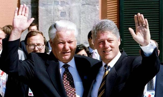 叶利钦葬礼现场:美国前总统老布什与克林顿到场,普京全程陪同