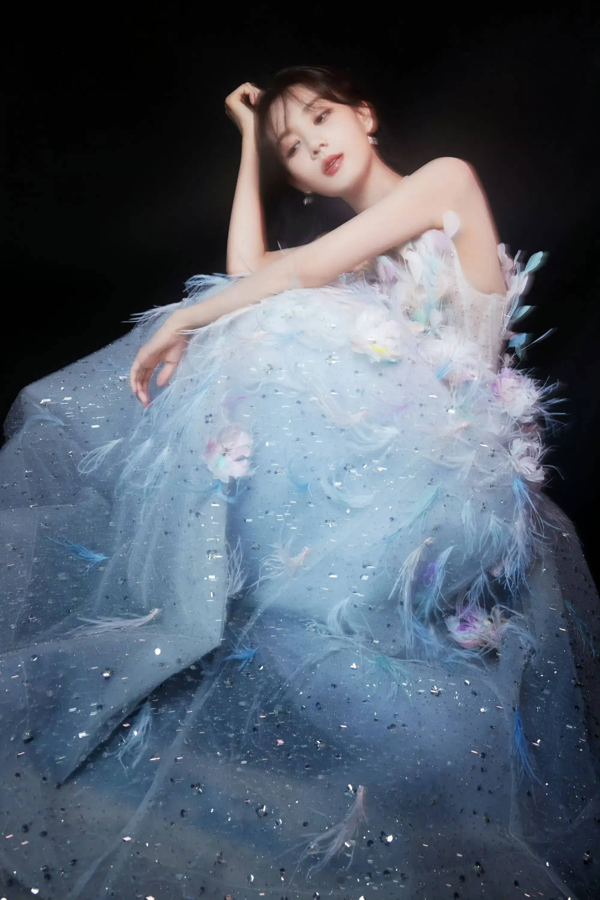 在淡蓝色的裙摆上,仿佛是深海中流动的清澈透明的水,给人一种清新唯美