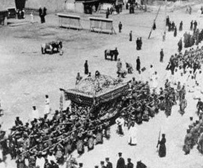 光绪帝葬礼现场:64人执幡队开路,128人抬棺,官兵大臣表情麻木