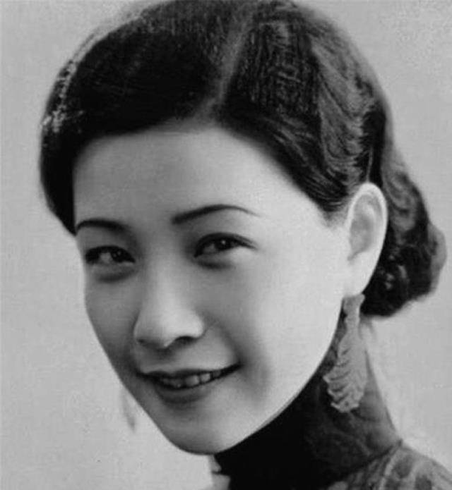 阮玲玉葬礼:12位导演为其抬棺,30万民众送行,5位影迷自尽追随