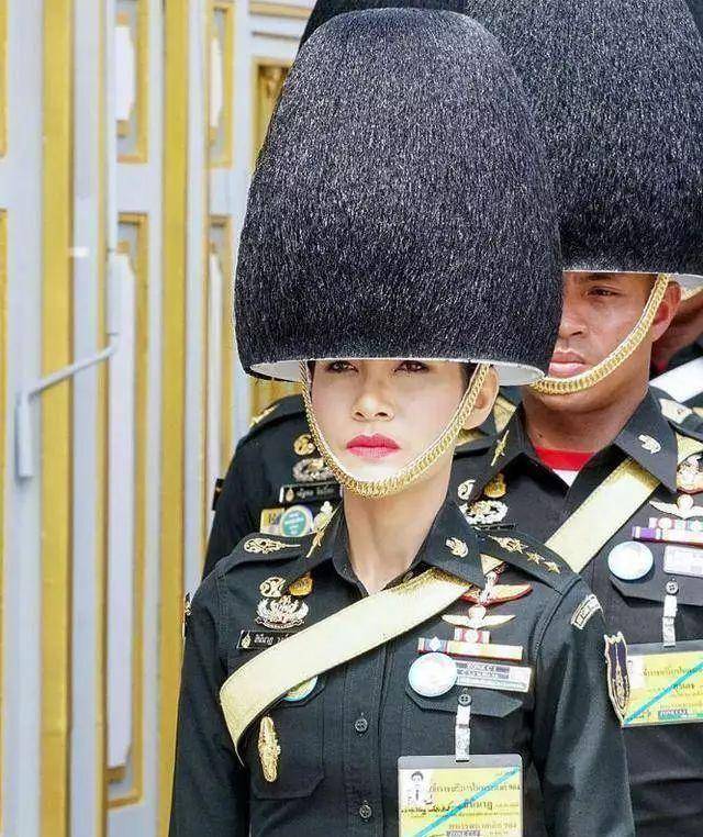 妮娜_拉隆_王室