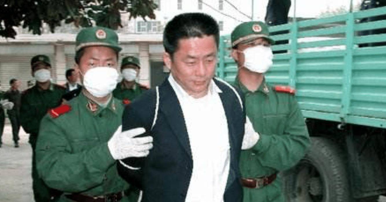 宋留根带领手下的小弟控制当地的托运业务,不断地从商人手里收取保护