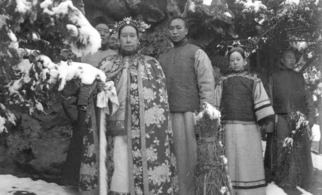 光绪帝葬礼现场:64人执幡队开路,128人抬棺,官兵大臣表情麻木