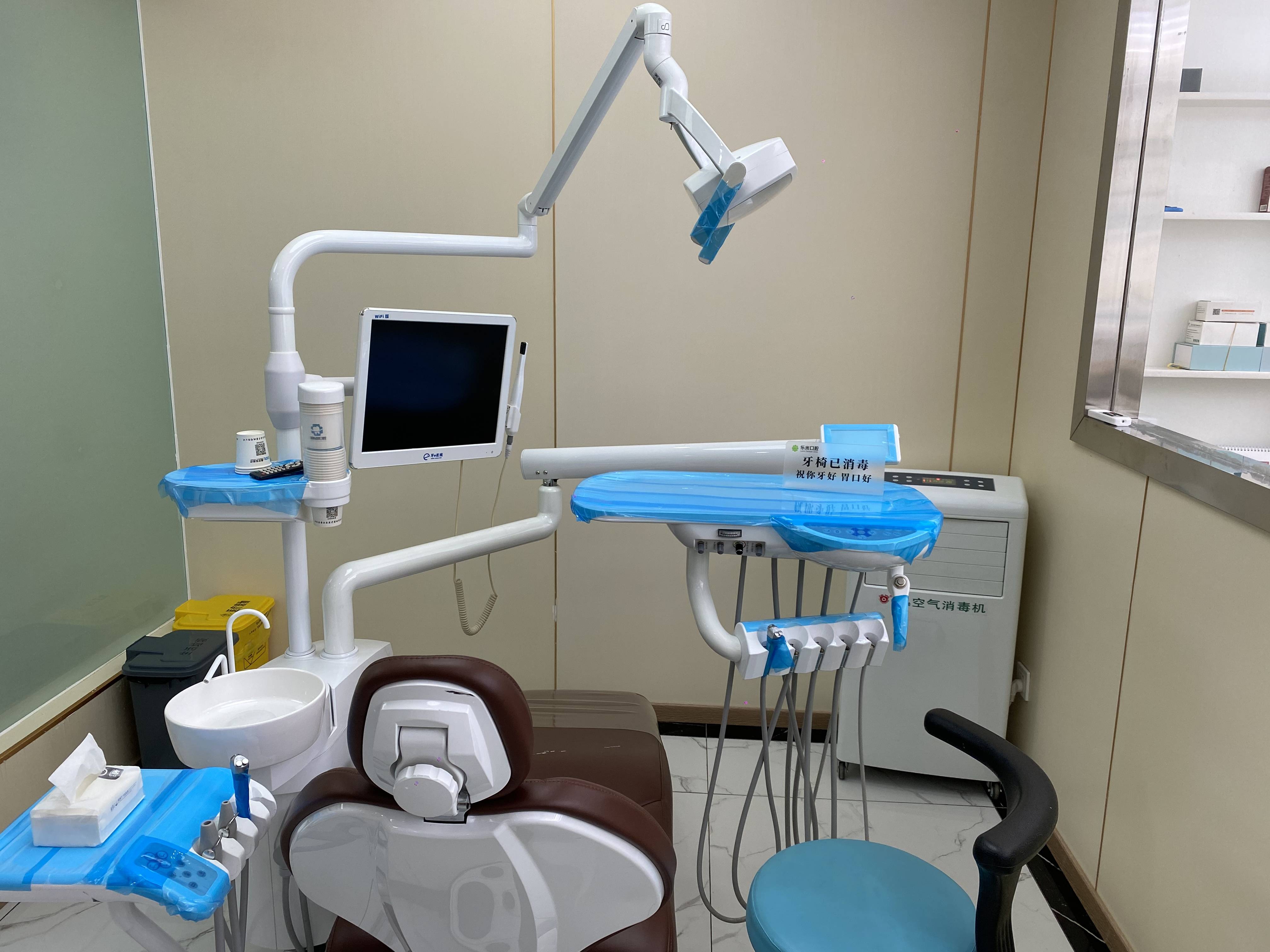在参观过程中,我们了解到,乐米口腔引进了先进的口腔设备,如3d数字化