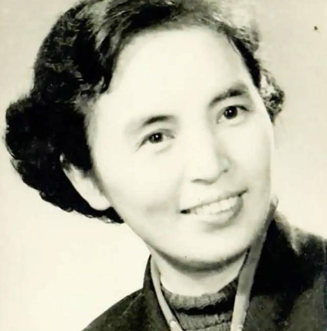 1940年,郑少仪年仅19岁,化名李欣,在党组织安排下,成为江苏泰州"二李"